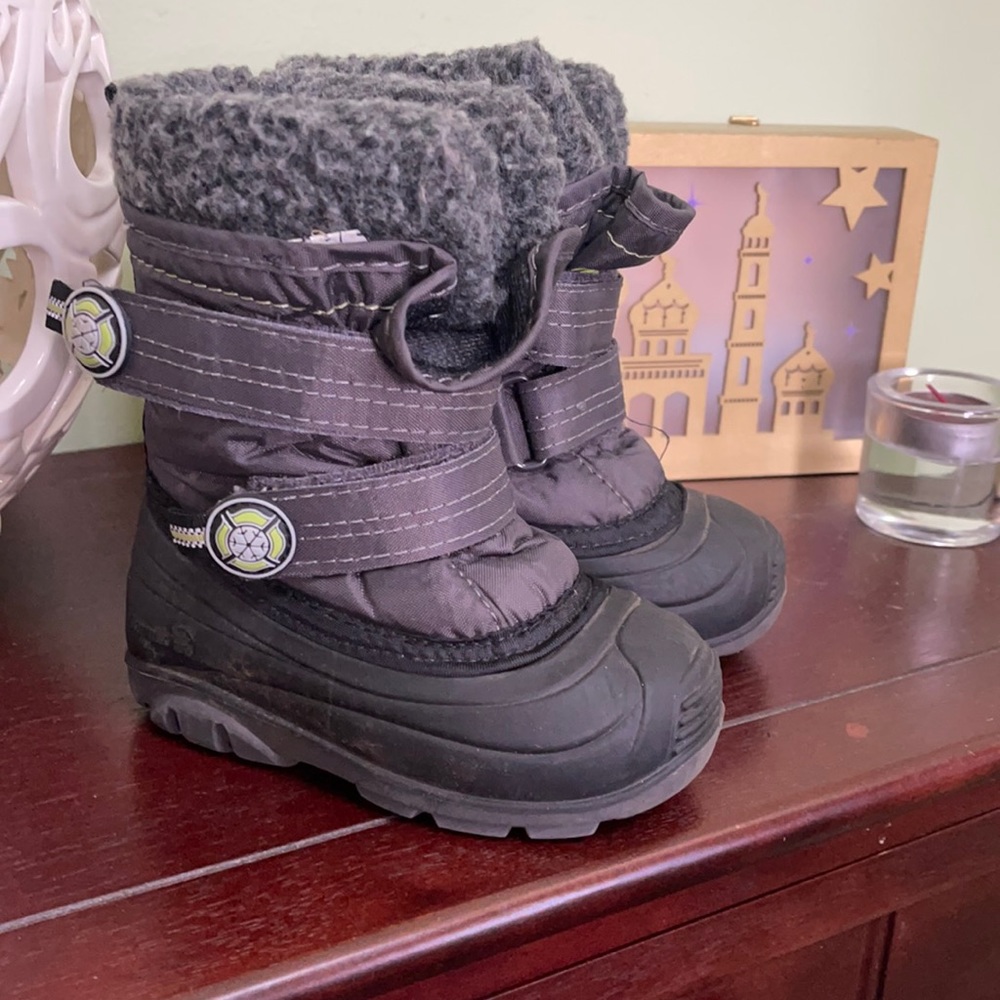 Size 6 snow boots for toddlers.